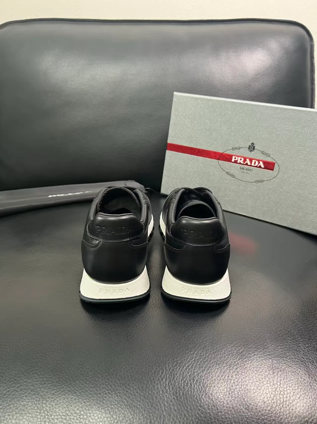P440 Yuan 38-45 Prada Prada’s new men’s leather sneakers, the highest version on the market, any comparison is welcome🆚! The original leather has excellent texture and is super high-end! Fetal sheep net lining imported from Italy, removable pad! Luxurious materials and fine workmanship, highly recommended!